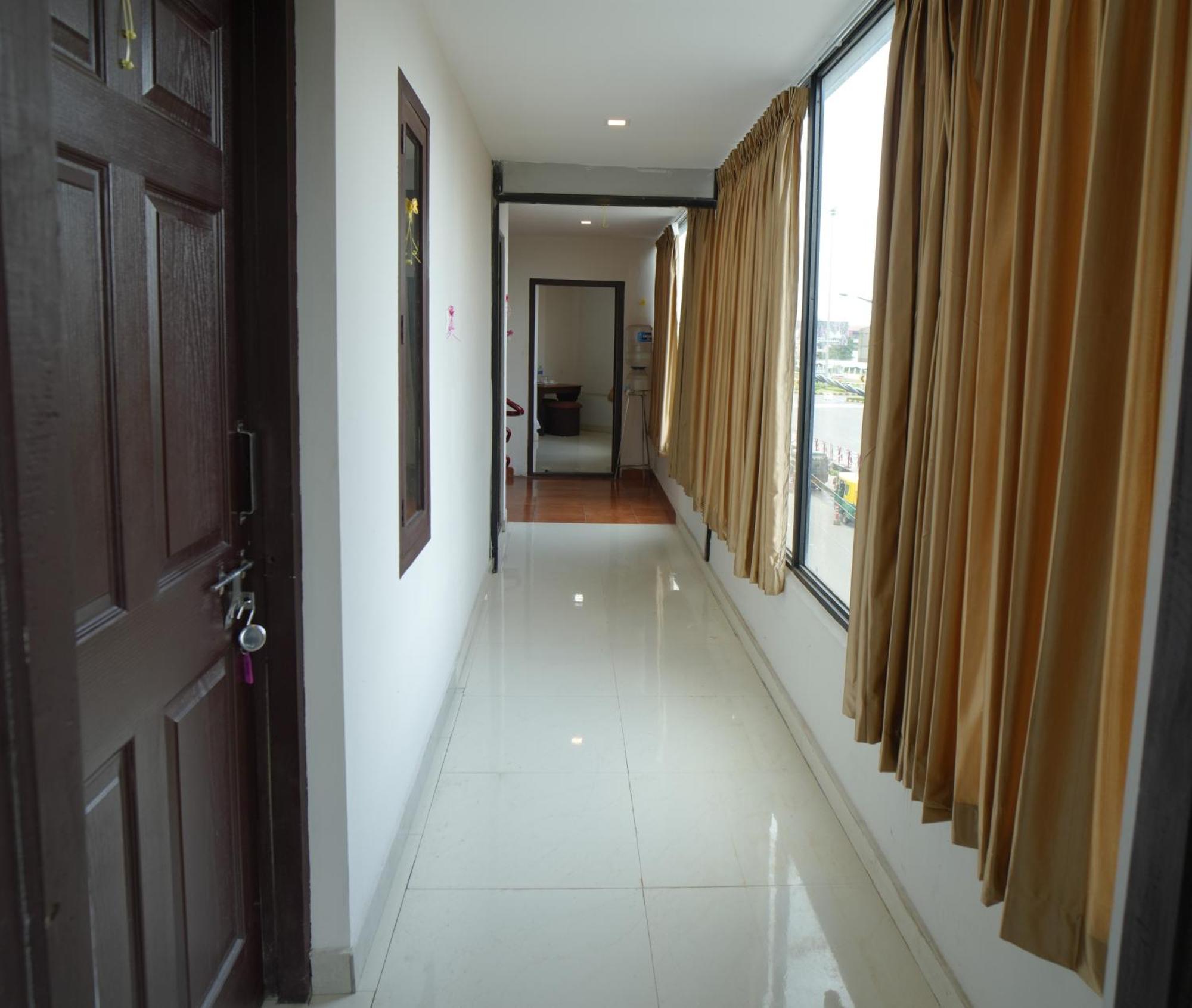 Port View Residency Pvr Hotell Nedumbassery Exteriör bild