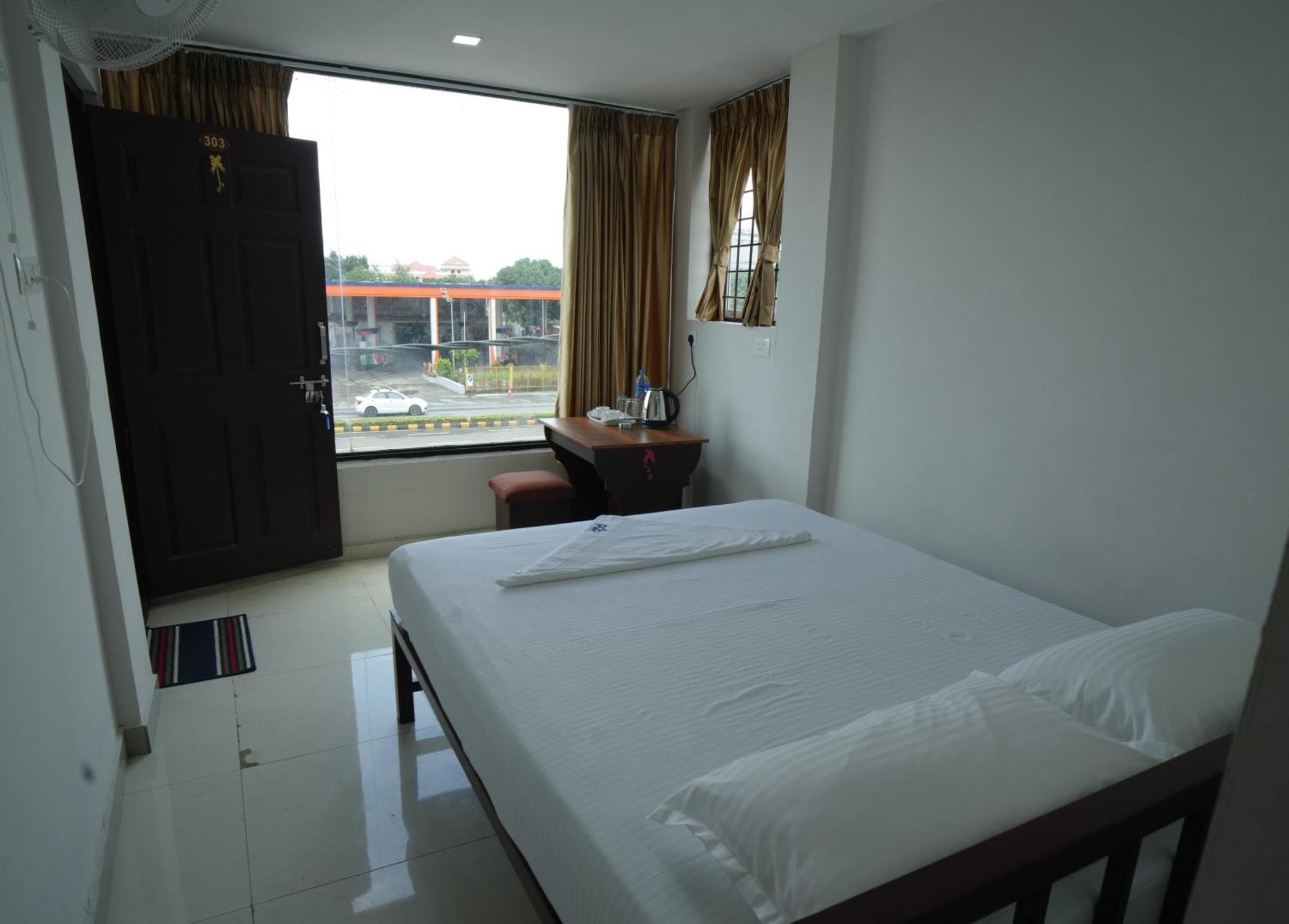 Port View Residency Pvr Hotell Nedumbassery Exteriör bild