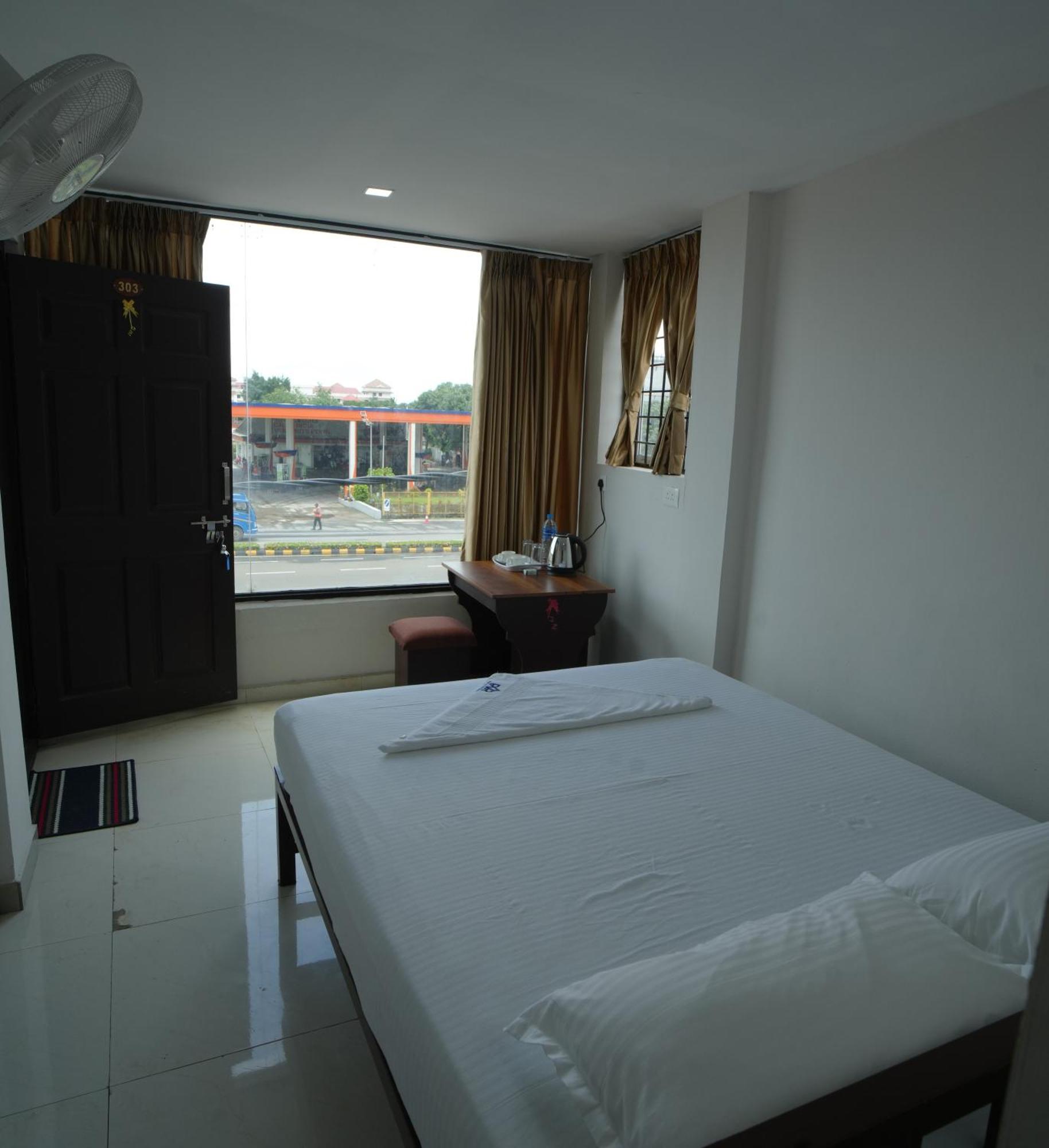 Port View Residency Pvr Hotell Nedumbassery Exteriör bild