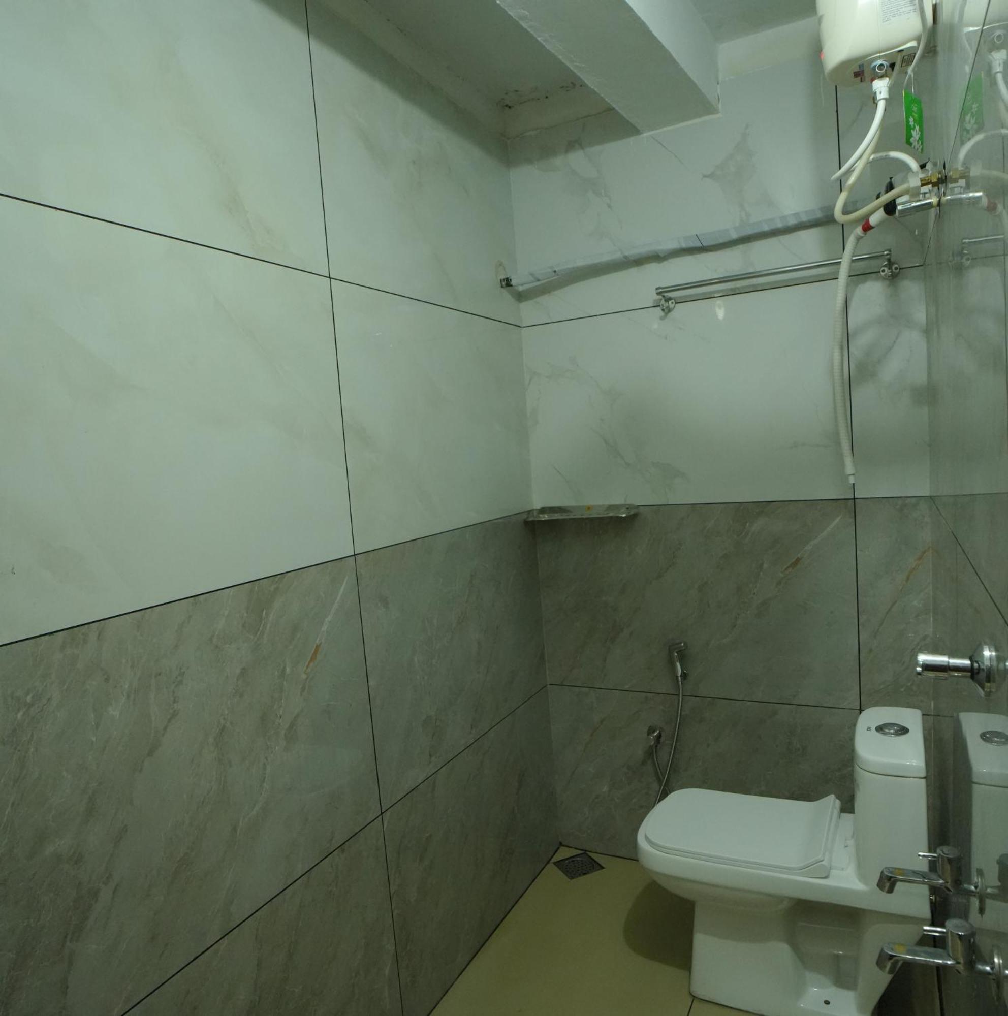 Port View Residency Pvr Hotell Nedumbassery Exteriör bild
